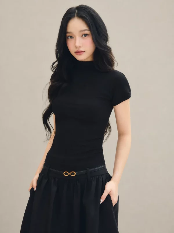 Babytee áo thun ôm nữ màu đen trên nền studio LINHDINH Studio