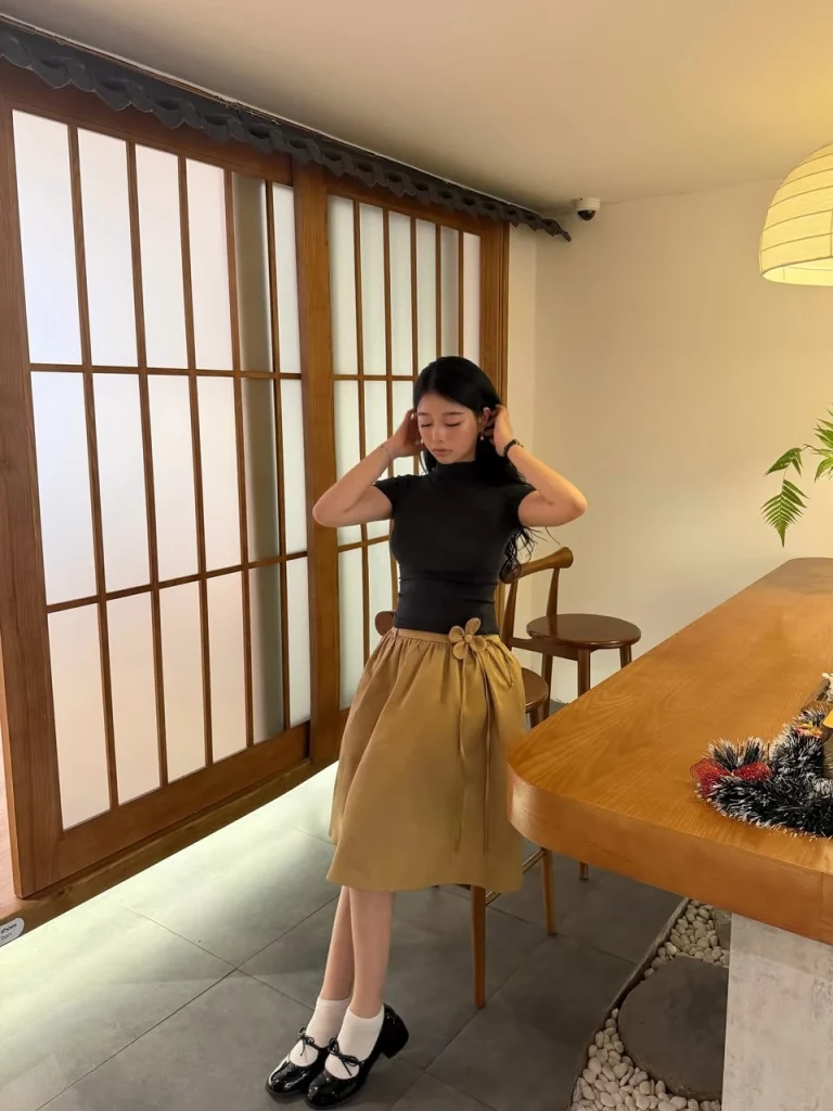 Tuệ Giang mặc set Babytee và Ivy Skirt LINHDINH Studio ảnh 2