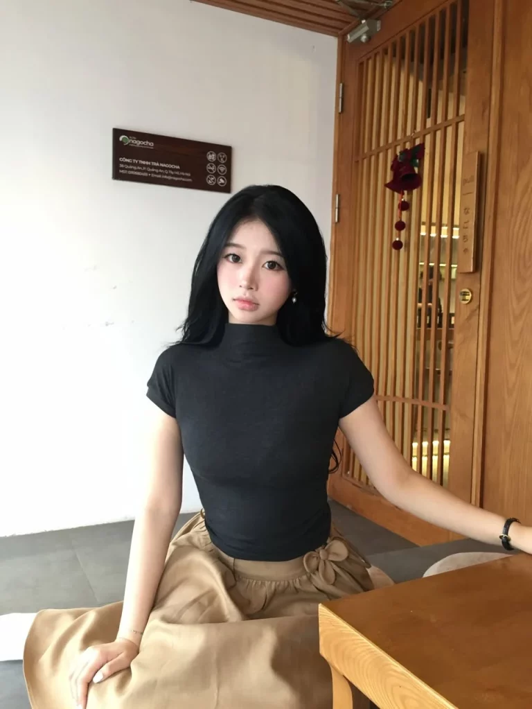 Tuệ Giang mặc set Babytee và Ivy Skirt LINHDINH Studio ảnh 5