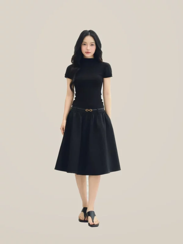 Ivy Skirt màu đen LINHDINH Studio nền beige nhẵn