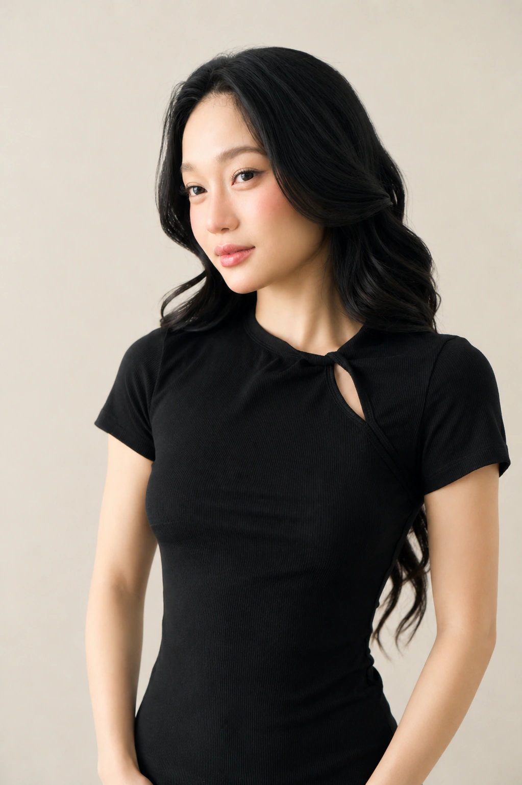 Áo Chloe Top màu đen với chi tiết cut-out ở cổ