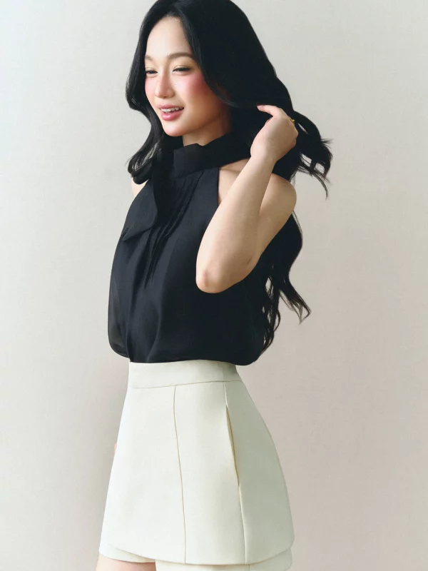 Noir Skort Kem Off-white phối áo kiểu nữ
