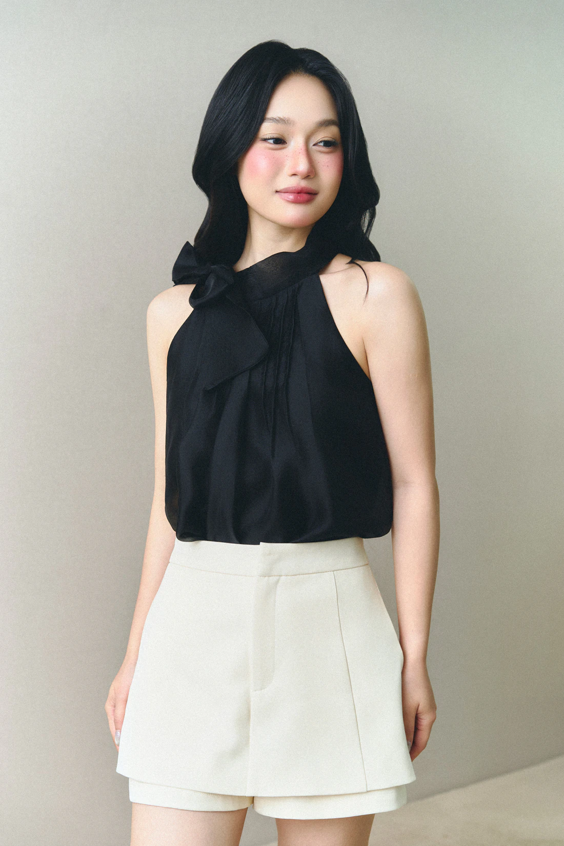 Soleil Bow Halter màu đen phom suông nhẹ