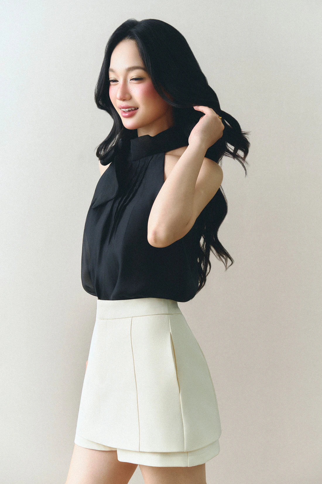 Áo cổ yếm nơ đen Soleil Bow Halter thanh lịch