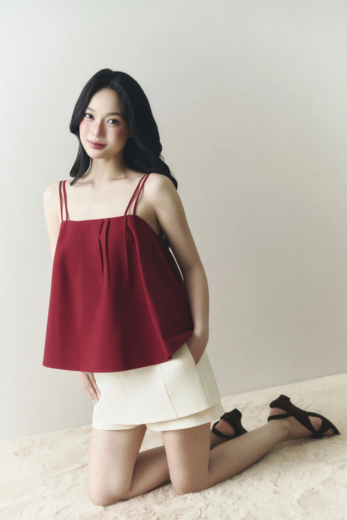 Soleil Cami Top đỏ đô dáng suông thanh lịch